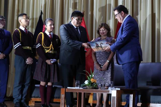 Ministro de Defensa presenta libro Ugarte ante comunidad acadÃ©mica en el CAEN